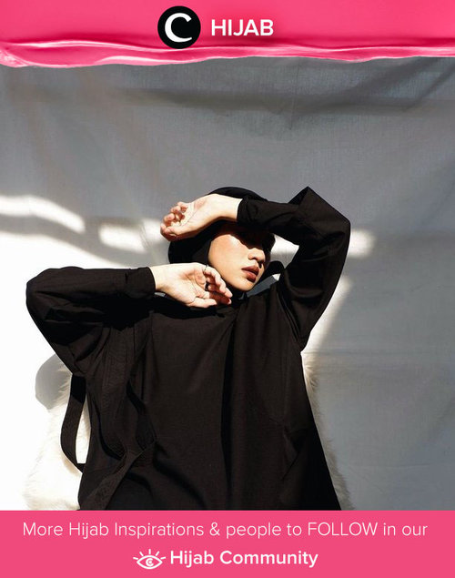 Clozetter @Karinaorin wrap in all black outfit for her sunbathing routine. Simak inspirasi gaya Hijab dari para Clozetters hari ini di Hijab Community. Yuk, share juga gaya hijab andalan kamu.