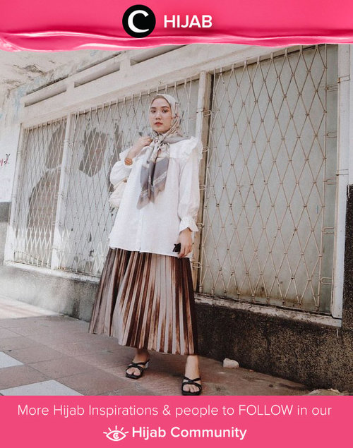 Bagi kamu yang ingin tampil elegan, bisa coba padupadan blouse putih dengan pleated skirt berbahan velvet seperti Clozetter @nabilaaz ini. Simak inspirasi gaya Hijab dari para Clozetters hari ini di Hijab Community. Yuk, share juga gaya hijab andalan kamu.