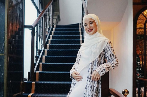 7 Inspirasi Busana Untuk Ibu Hamil Yang Mengenakan Hijab