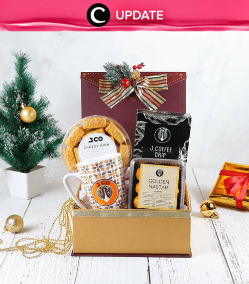 Nothing screams holiday more than a hot coffee latte and a box of delicious donuts. Feel the festive with J.Co's signature donuts box and coffee, and enjoy the "Happy Holiday" promo! Lihat info lengkapnya pada bagian Premium Section aplikasi Clozette. Bagi yang belum memiliki Clozette App, kamu bisa download di sini https://go.onelink.me/app/clozetteupdates. Jangan lewatkan info seputar acara dan promo dari brand/store lainnya di Updates section.