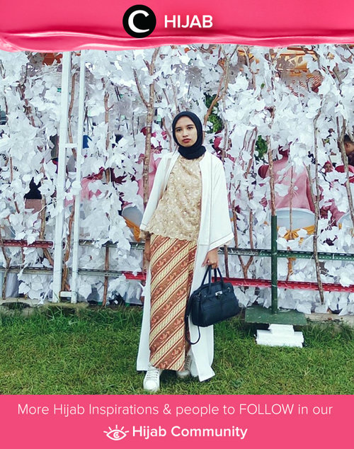 Put on your sneakers with sarong and abaya = sporty traditional chic style for hijabers in a wedding. Simak inspirasi gaya Hijab dari para Clozetters hari ini di Hijab Community. Image shared by Star Clozetter: @putmaharani. Yuk, share juga gaya hijab andalan kamu 