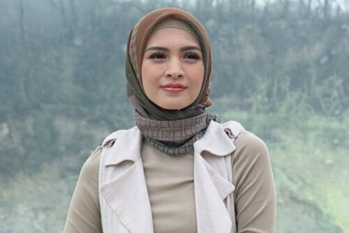 Nyaman dan Stylish, Inspirasi Outfit Mom Jeans ala Donita 