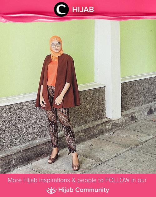 Tampil beda ke kantor dengan celana batik dan cape outer yang membuatmu semakin stylish. Simak inspirasi gaya Hijab dari para Clozetters hari ini di Hijab Community. Image shared by Clozetter @arihastari. Yuk, share juga gaya hijab andalan kamu
