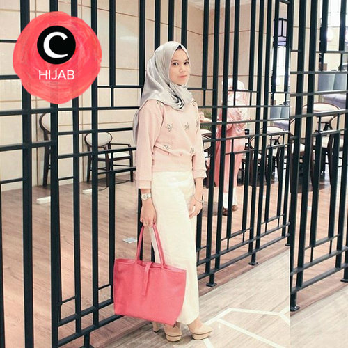 Mencari outfit yang tepat untuk tampil elegan? Kamu bisa memadukan warna silver dan pink seperti Clozetter yang satu ini. Simak inspirasi gaya di Hijab Update dari para Clozetters hari ini, di sini http://bit.ly/clozettehijab. Image shared by Clozetter: inalathifahs. Yuk, share juga gaya hijab andalan kamu.