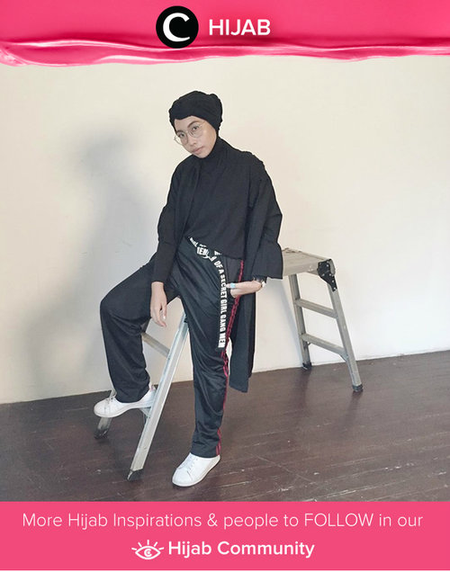  Warna hitam memang tidak akan pernah membosankan untuk menjadi outfit sehari-hari. Simak inspirasi gaya Hijab dari para Clozetters hari ini di Hijab Community. Image shared by Clozette Ambassador @ladyulia. Yuk, share juga gaya hijab andalan kamu