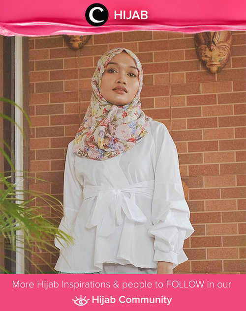 Simple way to being effortless casual chic: pair a pattern hijab with a white top. Simak inspirasi gaya Hijab dari para Clozetters hari ini di Hijab Community. Image shared by Clozetter @ayumiska. Yuk, share juga gaya hijab andalan kamu