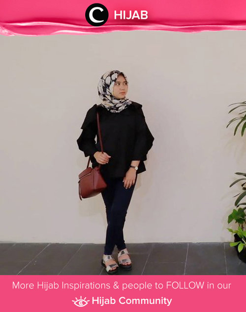 Fashion tips: untuk membuat siluet tubuh lebih kecil, kamu bisa memakai outfit berwarna gelap. Simak inspirasi gaya Hijab dari para Clozetters hari ini di Hijab Community. Image shared by Clozetter: @ismahanchrnns. Yuk, share juga gaya hijab andalan kamu