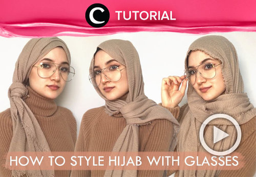 Menggunakan kacamata bukan artinya kamu tidak bisa lagi mengkreasikan gaya hijabmu, Clozetters. Coba intip tutorialnya di : https://bit.ly/2zD2zDX. Video ini di-share kembali oleh Clozetter @saniaalatas. Lihat juga tutorial lainnya yang ada di Tutorial Section.
