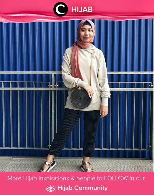 Hoodie, stripes pants, sandals, and rattan bag. Why not? Simak inspirasi gaya Hijab dari para Clozetters hari ini di Hijab Community. Image shared by Star Clozetter @zsazsajasmine. Yuk, share juga gaya hijab andalan kamu