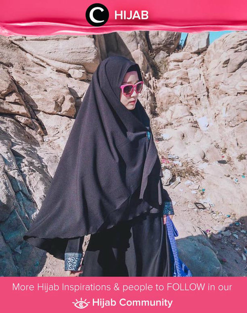 Clozette Ambassador @bonitaarinida ketika mengunjungi bukit Jabal Rahmah, tempat bertemunya Nabi Adam dan Siti Hawa. Simak inspirasi gaya Hijab dari para Clozetters hari ini di Hijab Community. Yuk, share juga gaya hijab andalan kamu.
