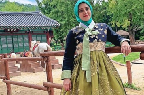 Padukan Hijab dan Hanbok, Tengok Gaya Fairuz A Rafiq di Korea 