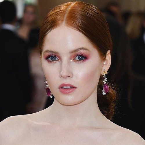 Still on festive mood, this makeup look made by Lauren Andersen for Ellie Bamber at  #MetGala event definitely win our heart!
#ClozetteID
Photo from @elliebamber_
