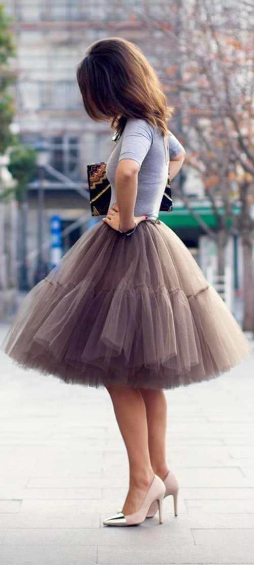  Tutu skirt seperti ini sedang trend kembali loh.. jgn lupa mix and match rok tutu mu dengan baju atasan yang simple.. very sweet !