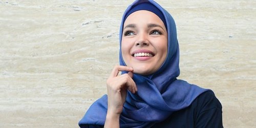 Tren Hijab Makin Beragam, Dewi Sandra: Sederhana Itu Lebih Cantik