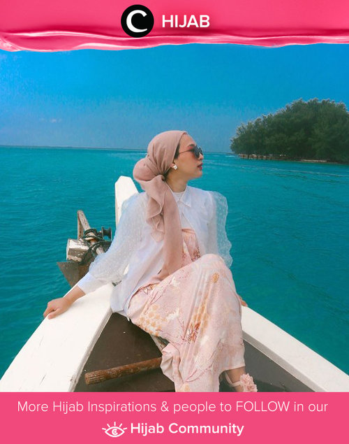 Clozette Ambassador @prapancadf rocks her vacation style with tulle shirt, silky dress, and matching turban. Simak inspirasi gaya Hijab dari para Clozetters hari ini di Hijab Community. Yuk, share juga gaya hijab andalan kamu.