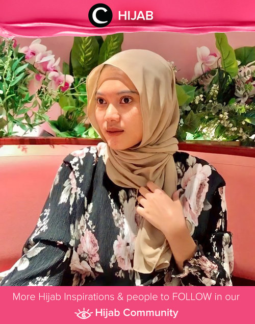 Clozetter @rofinurizza blooms in floral outfit like the flowers next to her! Simak inspirasi gaya Hijab dari para Clozetters hari ini di Hijab Community. Yuk, share juga gaya hijab andalan kamu.
