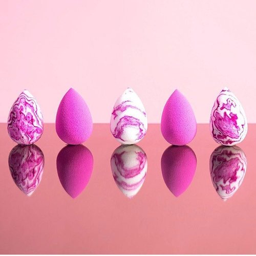 Which one is more cute? New limited edition Electric Violet Swirl Beauty Blender, or Original Electric Violet Beauty Blender?.📷 @beautyblender#clozetteid #beautyblenders #beautyblenderswirl #beautyblendersponge