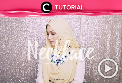 Side Knot Hijab with Necklace Tutorial http://bit.ly/2CQpv34. Video ini di-share kembali oleh Clozetter: @saniaalatas. Cek Tutorial Updates lainnya pada Tutorial Section.