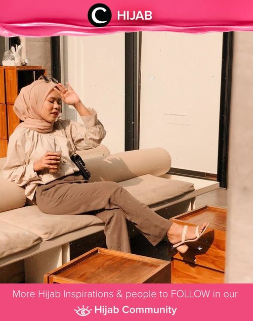 Coffee time with neutral outfit from head to toe! Image shared by Clozetter @dessydyl. Simak inspirasi gaya Hijab dari para Clozetters hari ini di Hijab Community. Yuk, share juga gaya hijab andalan kamu.