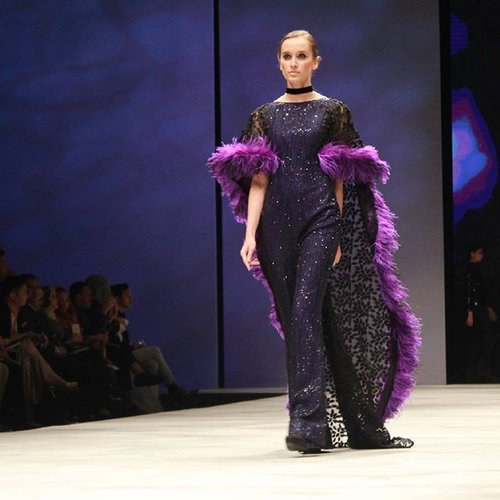 Tidak ketinggalan, koleksi fall-winter 2016/2017 juga turut diluncurkan oleh desainer asal Malaysia Rizman Ruzaini yang terinspirasi dari film Sex and The City. All about fashion! #singaporeairline #fashion #fashionweek #clozetteid