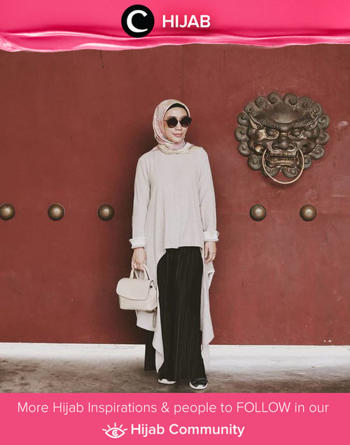 Memadukan atasan polos dengan cutting unik dan bawahan beraksen plisket, Clozetter @fillyawie tampil nyaman dan tetap modis. Simak inspirasi gaya Hijab dari para Clozetters hari ini di Hijab Community. Yuk, share juga gaya hijab andalan kamu.  