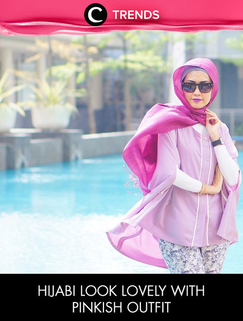 Hijabi look lovely with pinkish outfit. Kamu juga bisa bergaya seperti ini dengan inspirasi berikut http://bit.ly/1WYFcVV. Atau cek juga kurasi dengan tema lainnya di sini http://bit.ly/ClozetteTrends. 