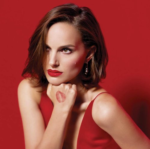 Natalie Portman really make us tempting about the new shades of Dior Rouge Lipsticks. Warna-warna baru ini tersedia dalam dua hasil akhir yaitu satin atau matte. Bahkan ada warna putih dan abu, lho! Penasaran bagaimana hasilnya saat dipakai!
#ClozetteID #makeup
Photo from @diormakeup