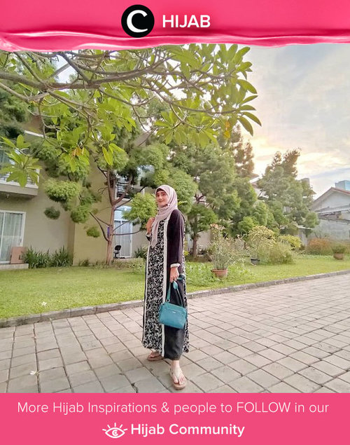 Clozetter @fara+dillah wrap in black and white tunic for her afternoon stroll. Simak inspirasi gaya Hijab dari para Clozetters hari ini di Hijab Community. Yuk, share juga gaya hijab andalan kamu.