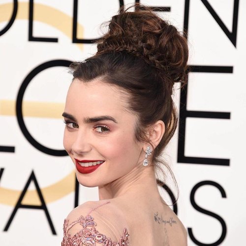 Lily Collins stunning simple makeup looks at Golden Globe Awards 2017. Yap, red lips & perky lashes never went wrong.
📷 @lilycollinsaut. Untuk melihat info terkini mengenai fashion, beauty, hijab & lifestyle, download aplikasi mobile Clozette Indonesia di Google Store/App Store.
.
.
.
#ClozetteID #beauty #GoldenGlobes2017 #LilyCollins