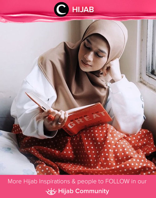 Selalu tampil playful, Clozetter @Karinaorin memilih rok merah bermotif polkadot untuk memberi kesan yang cerah pada keseluruhan outfitnya yang netral. Simak inspirasi gaya Hijab dari para Clozetters hari ini di Hijab Community. Yuk, share juga gaya hijab andalan kamu.  