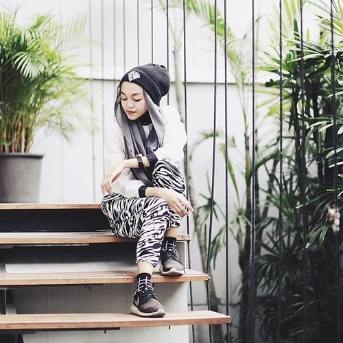 Swag style approved! Memakai hijab bukan berarti nggak bisa pakai topi, coba inspirasi dari hijabers berikut ini yuk http://bit.ly/clozettehijabcasual. Photo by #ClozetteAmbassador @cassandradini.#ClozetteIDDapatkan juga inspirasi dengan sekali klik melalui aplikasi mobile Clozette Indonesia. Download sekarang di http://bit.ly/APP-IG...#fashion #beauty #lifestyle #minimalist #ootd #wiwt #motd #flatlay #makeupflatlay #fashionflatlay #flatlayinspiration #ootdindonesia #ootdhijab #indonesiafashion #indonesialifestyle #indonesiancommunity #makeup #fashion #instagood #instalike #instamood #instadaily #lookbook #style #outfit