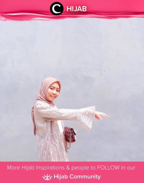 Salah satu item wajib yang bisa jadi penolong untuk melengkapi dresscode event formal: lace outerwear! Image shared by Clozetter @kartikaryani. Simak inspirasi gaya Hijab dari para Clozetters hari ini di Hijab Community. Yuk, share juga gaya hijab andalan kamu.