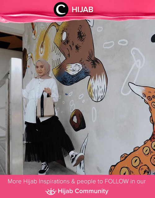 Clozetter @nabilaaz taking neutral colors to another level of hijab street style and we love it! Simak inspirasi gaya Hijab dari para Clozetters hari ini di Hijab Community. Yuk, share juga gaya hijab andalan kamu.