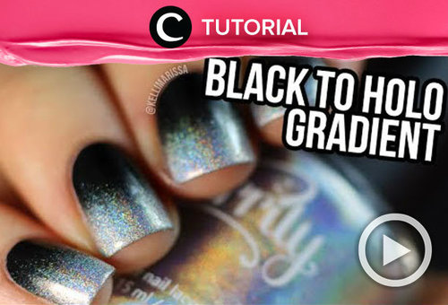 Black to holo gradient nail art. Intip caranya di: http://bit.ly/2Wp3FcH. Video ini di-share kembali oleh Clozetter @juliahadi. Lihat juga video tutorial lainnya di Tutorial Section.