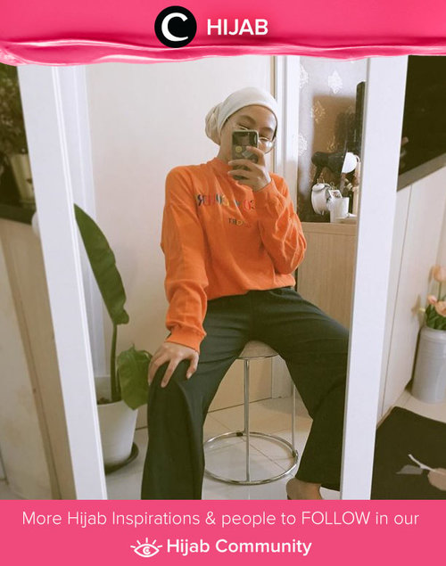 Clozette Ambassador @Ladyulia brightens her quarantine time with orange comfy sweatshirt! Simak inspirasi gaya Hijab dari para Clozetters hari ini di Hijab Community. Yuk, share juga gaya hijab andalan kamu.