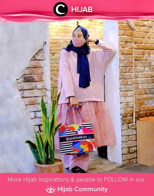 Put on some blush-colored outfit + add your favorite statement bag and you're ready for the weekend! Image shared by Clozetter @zilqiah.  Simak inspirasi gaya Hijab dari para Clozetters hari ini di Hijab Community. Yuk, share juga gaya hijab andalan kamu.