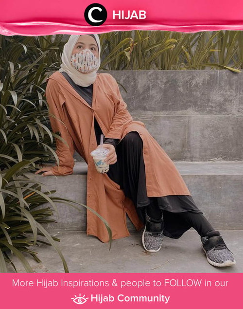 Clozette Ambassador @vannysariz was all covered in oversized shirt, beige hijab, and of course a matching mask. Simak inspirasi gaya Hijab dari para Clozetters hari ini di Hijab Community. Yuk, share juga gaya hijab andalan kamu.