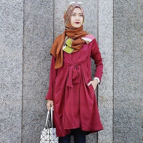 Outfit berwarna merah seperti ClozetteAmbassador @LuluElhasbu dapat menjadi penyemangat di hari Senin. Agar tidak terkesan telalu bold, memadukannya dengan hijab dan aksesoris berwarna redup adalah pilihan yang tepat! Yuk lihat inspirasi lainnya di sini bit.ly/clozettehijabcasual

#ClozetteID #fashion #outfitinspiration #instafashion #clothes #instalook #outfit #ootd #portrait #clothing #style #look #lookbook #lookoftheday #outfitoftheday #ootd #stylish #instaoutfit #hijab #hijabcommunity #hijabstyle #hijabfashion