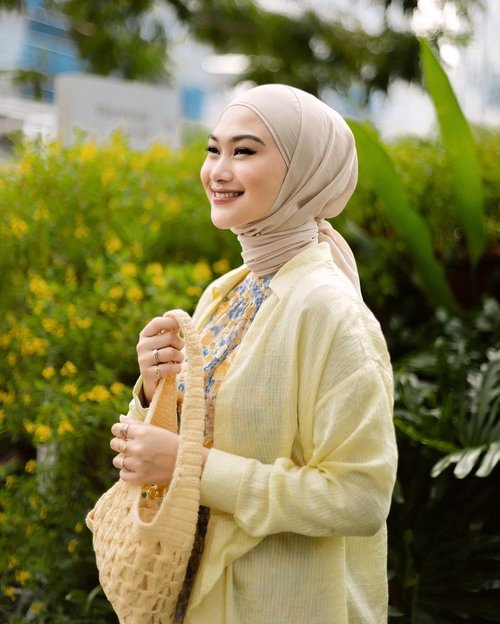 Mix and Match Idea: Baju Kuning Cocok dengan Jilbab Warna Apa Ya?