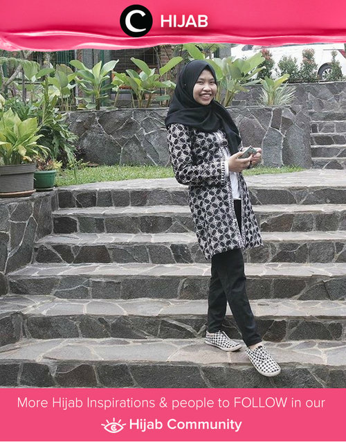 Menggunakan outer batik juga bisa terlihat casual sporty seperti Star Clozetter Safira yang memadukannya dengan jeans dan sneakers. Simak inspirasi gaya Hijab dari para Clozetters hari ini di Hijab Community. Image shared by Star Clozetter: @safiranys. Yuk, share juga gaya hijab andalan kamu 