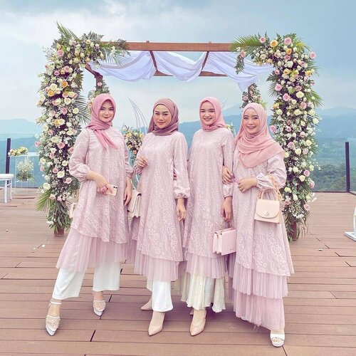 12 Inspirasi Seragam Bridesmaid Hijab Warna Pastel yang Cantik