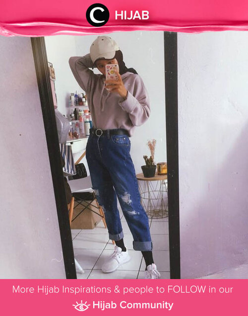 Today in sporty mood: hoodie, ripped jeans, cap, and a pair of sneakers. Image shared by Clozetter @suniims. Simak inspirasi gaya Hijab dari para Clozetters hari ini di Hijab Community. Yuk, share juga gaya hijab andalan kamu.