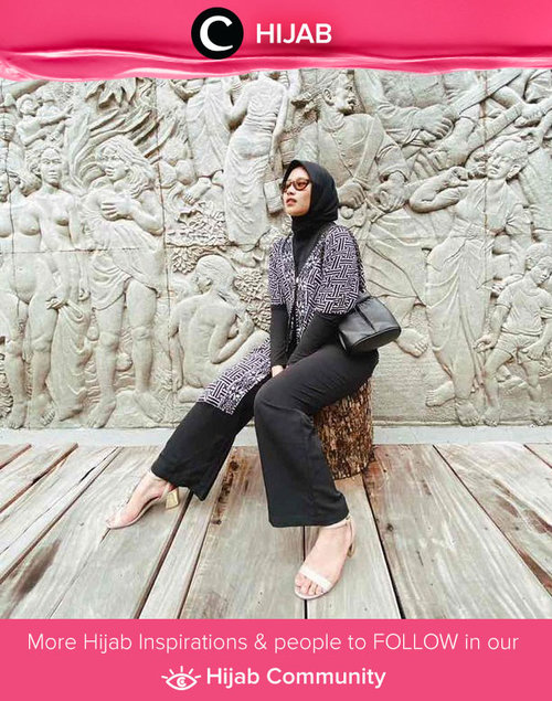 Black on black + pattern outerwear to start your Wednesday. Image shared by Clozetter @ayurahayuu. Simak inspirasi gaya Hijab dari para Clozetters hari ini di Hijab Community. Yuk, share juga gaya hijab andalan kamu.