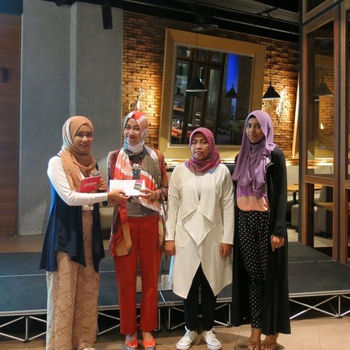 Keseruan #ClozettersMeetUp kali ini dimulai dengan bagi-bagi hadiah bagi 3 Clozetters pertama yang datang, loh! Stay tuned terus dengan #LiveUpdate dari kami, ya. Karena setelah buka puasa nanti, akan ada kejutan lainnya dari @luluelhasbu
#ClozetteID #hijabstyle #Hijabi #hijabers #hijab