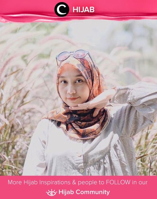 Clozetter @andinara memilih untuk memadukan motif klasik pada scarf-nya dengan outfit berwarna netral. Simak inspirasi gaya Hijab dari para Clozetters hari ini di Hijab Community. Yuk, share juga gaya hijab andalan kamu.