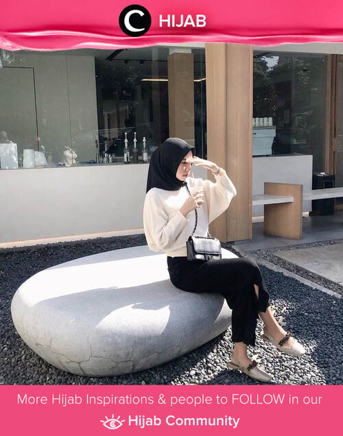 Black and white to start the day. Happy Sunday, Clozetters! Image shared by Clozette Crew @firadwip. Simak inspirasi gaya Hijab dari para Clozetters hari ini di Hijab Community. Yuk, share juga gaya hijab andalan kamu.