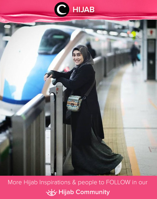 Colorful sling bag dengan pattern unik selalu jadi penyelamat untuk tampilan outfit monokrom. Setuju nggak, Clozetters? Image shared by Clozetter @andiyaniachmad. Simak inspirasi gaya Hijab dari para Clozetters hari ini di Hijab Community. Yuk, share juga gaya hijab andalan kamu.