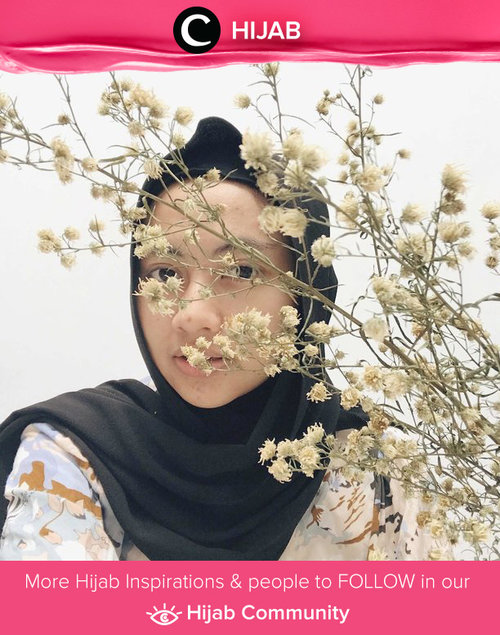 Clozetter @siskahandayani said hi between the dried flowers! Simak inspirasi gaya Hijab dari para Clozetters hari ini di Hijab Community. Yuk, share juga gaya hijab andalan kamu.