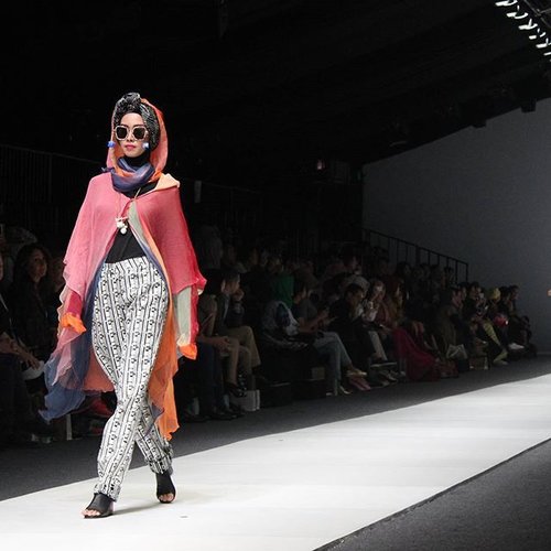 Bergabungnya Odette Steele dan Nelly Rose bersama Dian Pelangi, membuat koleksi bertema 'Co Identity' meleburkan dua kebudayaan antara Indonesia, Inggris, dan Zambia. #ClozetteID #Runway #FashionMission #fashion #JakartaFashionWeek #Hijab #designer #dianpelangi #britishcouncil