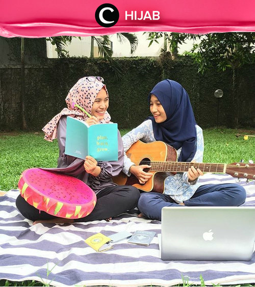 Luangkan waktumu untuk berbagi cerita bersama sahabat! Simak inspirasi gaya di Hijab Update dari para Clozetters hari ini, di sini http://bit.ly/clozettehijab. Image shared by Clozetter: dianahemass. Yuk, share juga gaya hijab andalan kamu.